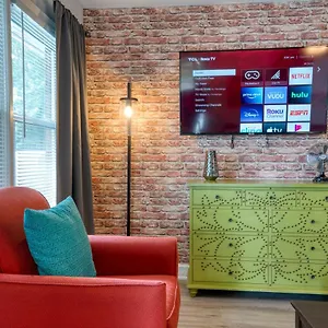 Apartment Trendy Escape ◉ California King Bed Awaits!, Charlotte